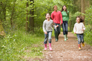 Vierköpfige Familie im Wald