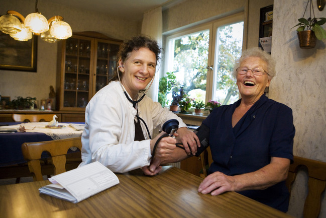 Ärztin Dr. Andrea Fräulin beim Hausbesuch